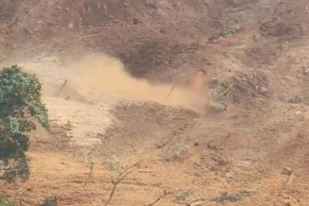 Vụ quả đồi đổ ập giữa trời nắng: Tiếng nổ rất lớn, đất đá đổ như thác